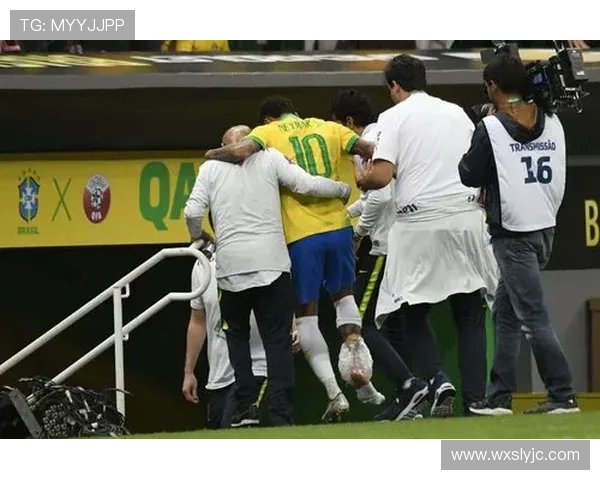 土耳其女边裁遭球员铲倒意外受伤 土耳其女边裁遭球员铲倒意外受伤